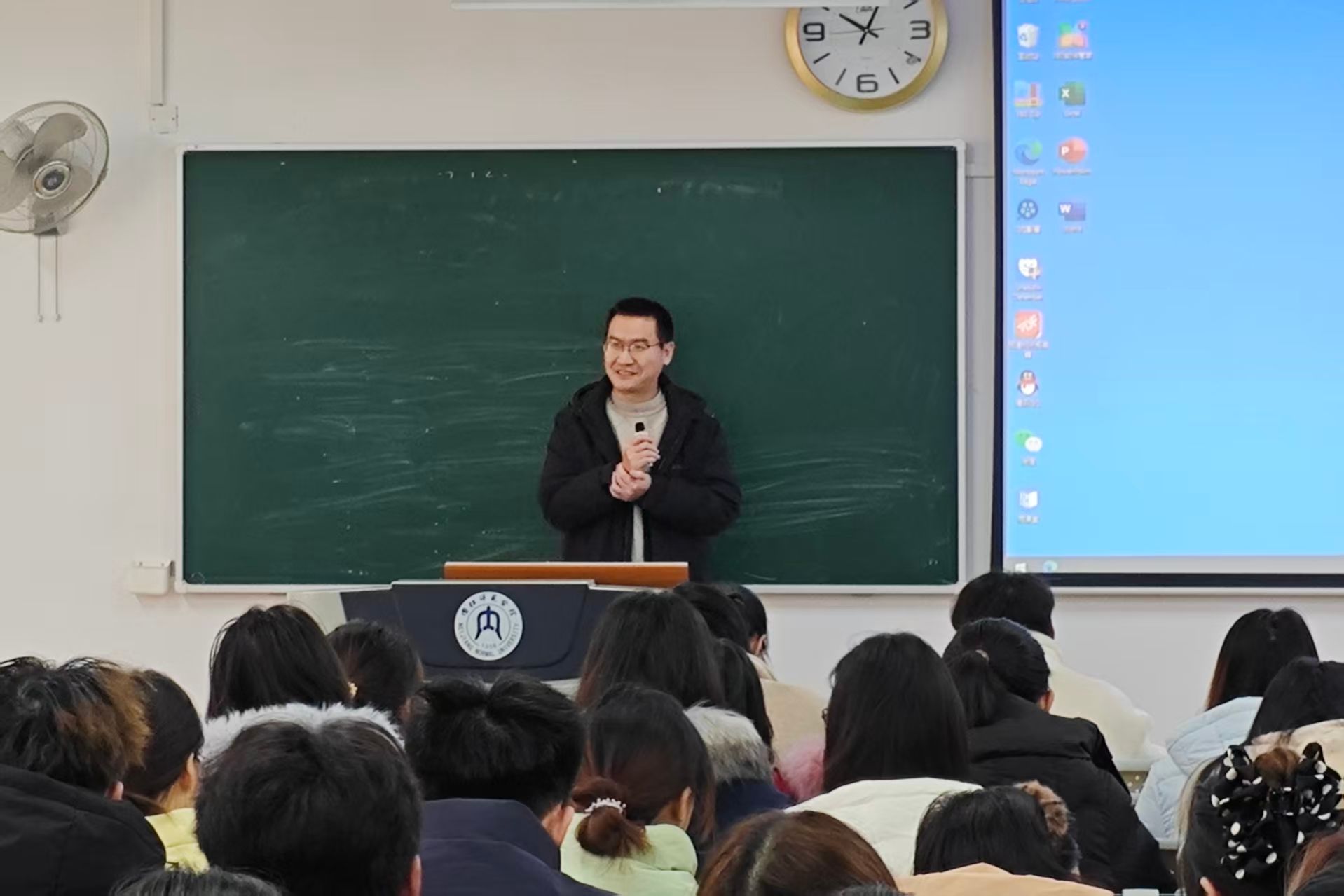 【处级领导联系班级】学院副院长徐涛与历史学子面对面 共话学科价值与成长路径