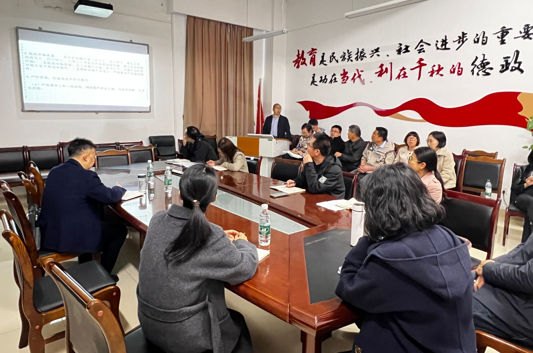 把脉论文写作 助力学科建设——学院举办学术期刊交流座谈会