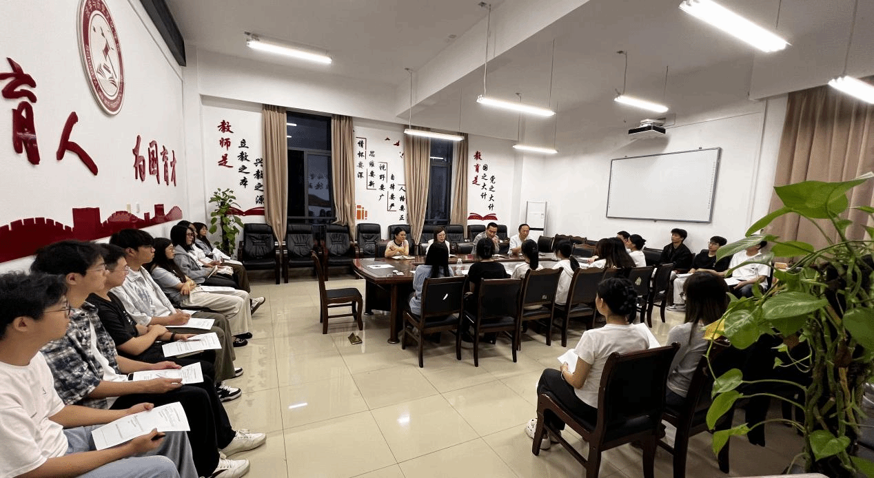 学院顺利召开师生座谈会